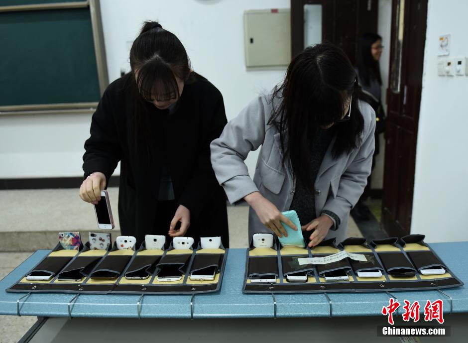 重庆理工大学设无手机课堂让低头族抬头_图