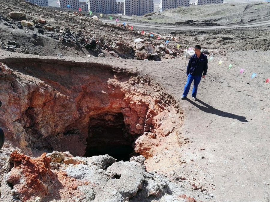 乌鲁木齐清理火山口 自燃洞穴最深130米