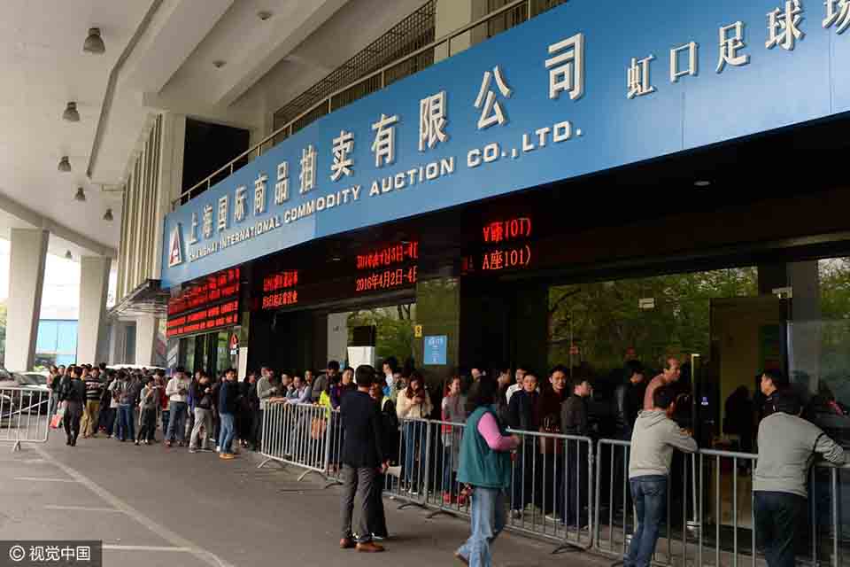 上海外地临牌限行实施 市民排长队购买机动车