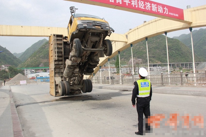 卡车忘收翻斗 过大桥时被卡横梁_图片新闻_东