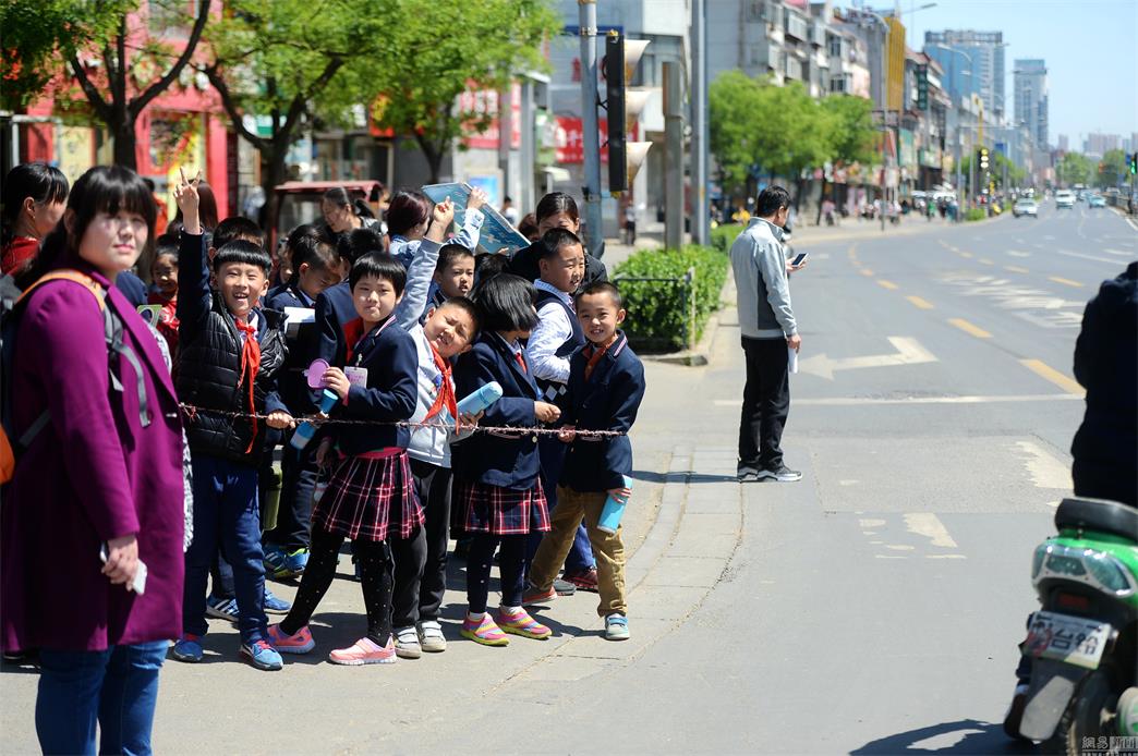 济南小学生放学拴绳索走路 防止路上走散