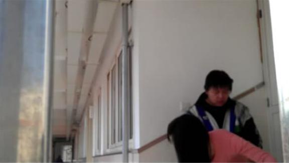 上海某大学一对情侣公然在教学楼楼梯间活春宫