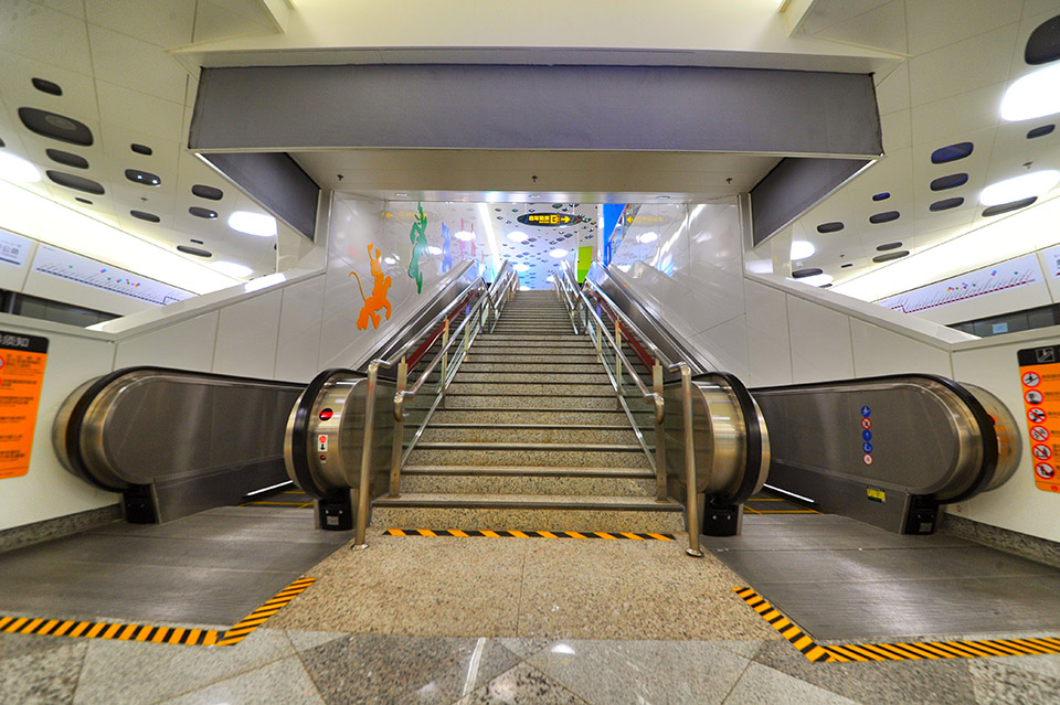 上海地铁11号线迪士尼站26日正式迎客