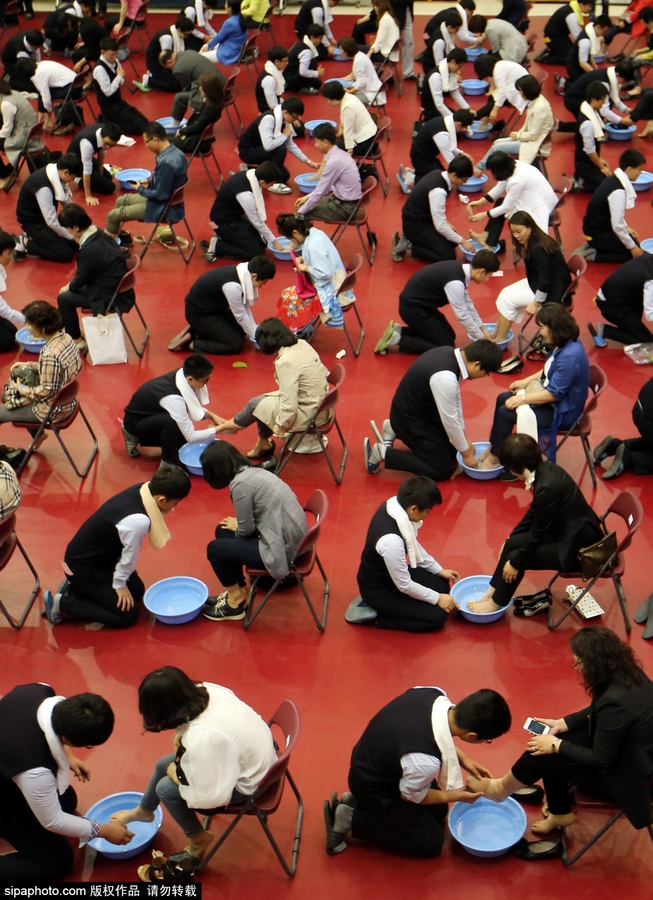 韩国学生集体跪地为父母洗脚尽孝道