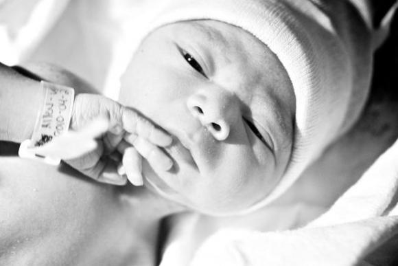 孕妇产房分娩老公陪产的真实记录,婴儿出生时
