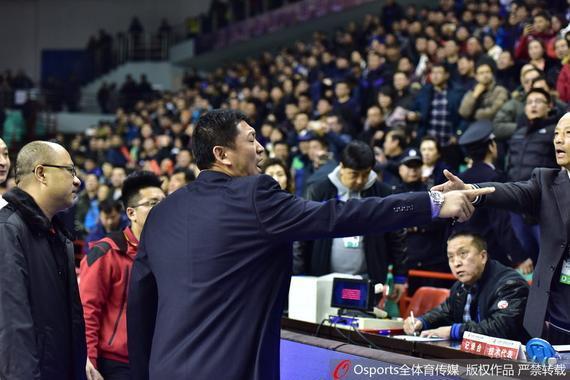 辽宁体育局官员赛后微笑打飞女记者手机 是何