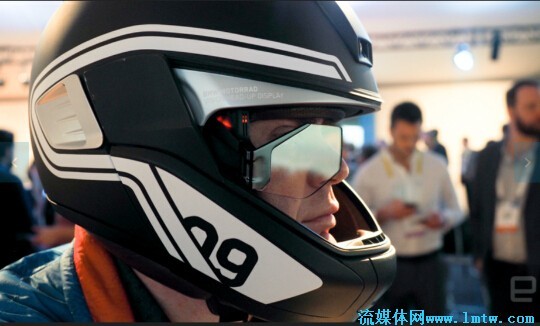 宝马HUD头盔:内置摄像头带屏幕可连手机