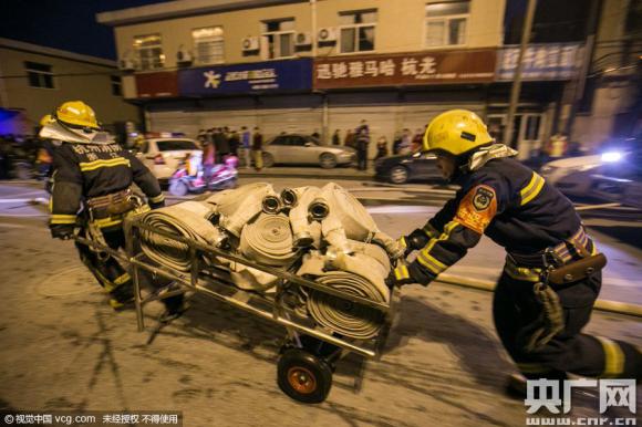 杭州货车爆燃引发厂房大火 已造成1人死亡