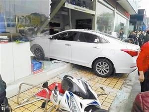 东莞新司机开车冲入深圳沙井店铺 一人受伤