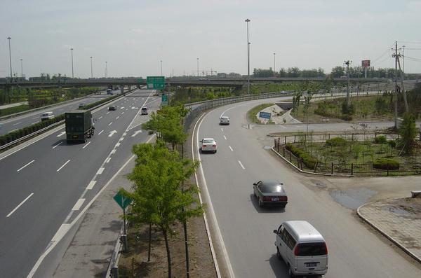 北京东西城50条断头路今年开修 将拨付100亿元资金