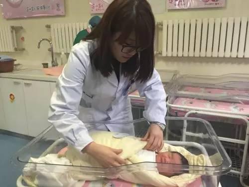 孩子妈妈你在哪里. 35岁产妇产下7斤4两女婴 产