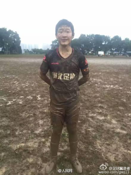 看看泥地里的这帮小孩,难道中国足球真的没希