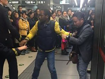 北京两男子地铁打架 黑人小伙劝架被打