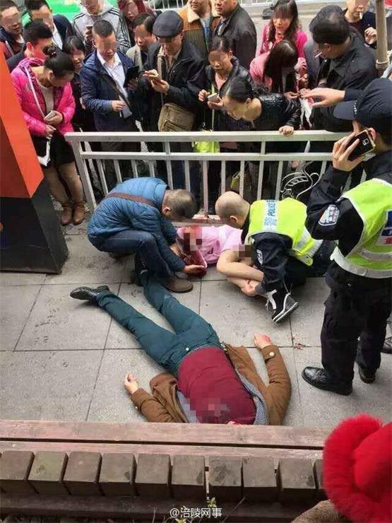重庆一男子当街刀刺女友后自杀 两人仍在抢救中